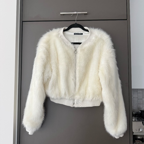 Brandy Melville Fiona White Faux Fur Bomber Jacket - Picture 3 of 12